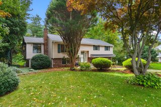 42 Freeport Dr, Burlington, MA 01803