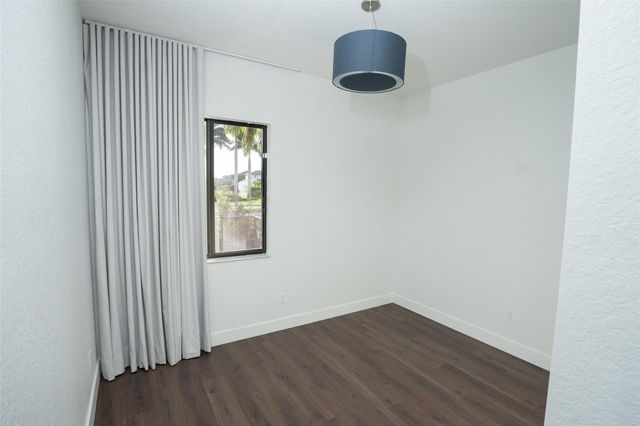 10660 S Lago Vista Cir, Parkland, FL 33076