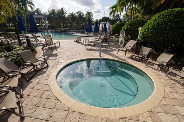 10660 S Lago Vista Cir, Parkland, FL 33076