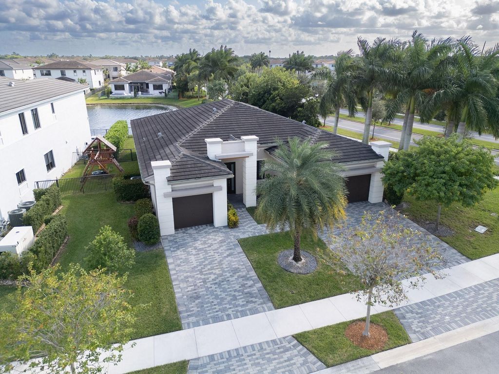 10660 S Lago Vista Cir, Parkland, FL 33076