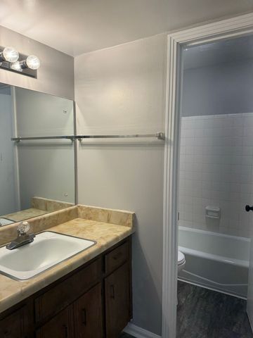 526 Main St Apt 5, Clarksville, TN 37040