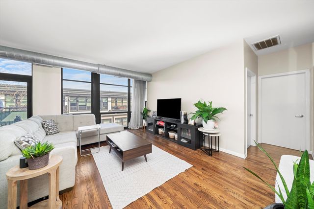 1070 W 15TH Street 403, Chicago, IL 60608