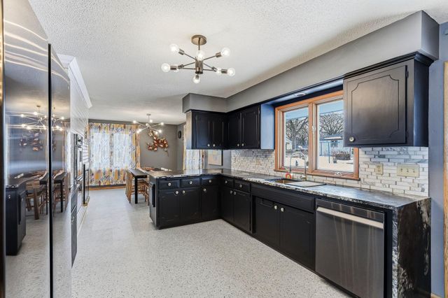 160 Stonybrook Way NE, Fridley, MN 55432