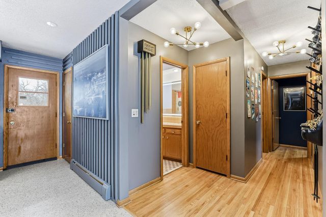 160 Stonybrook Way NE, Fridley, MN 55432