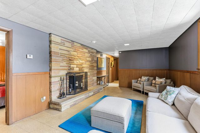 160 Stonybrook Way NE, Fridley, MN 55432