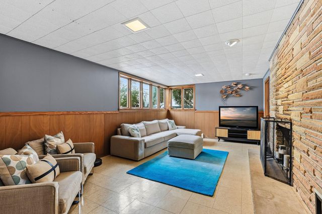 160 Stonybrook Way NE, Fridley, MN 55432