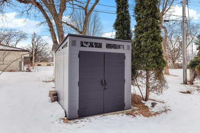 160 Stonybrook Way NE, Fridley, MN 55432