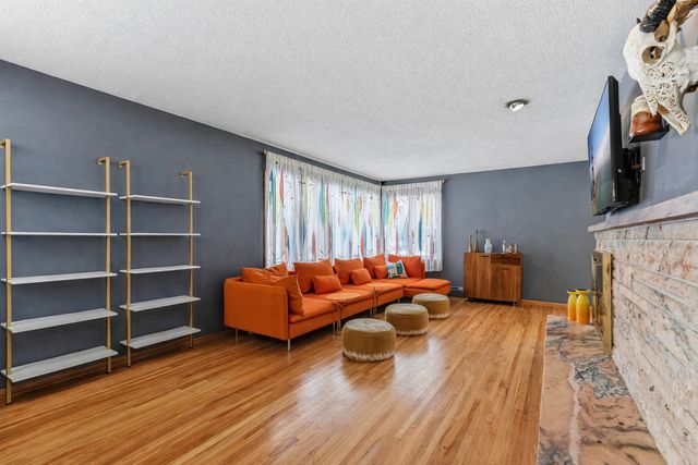 160 Stonybrook Way NE, Fridley, MN 55432