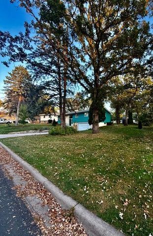 160 Stonybrook Way NE, Fridley, MN 55432