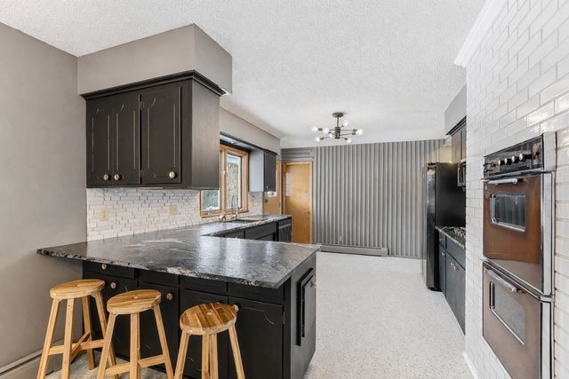 160 Stonybrook Way NE, Fridley, MN 55432