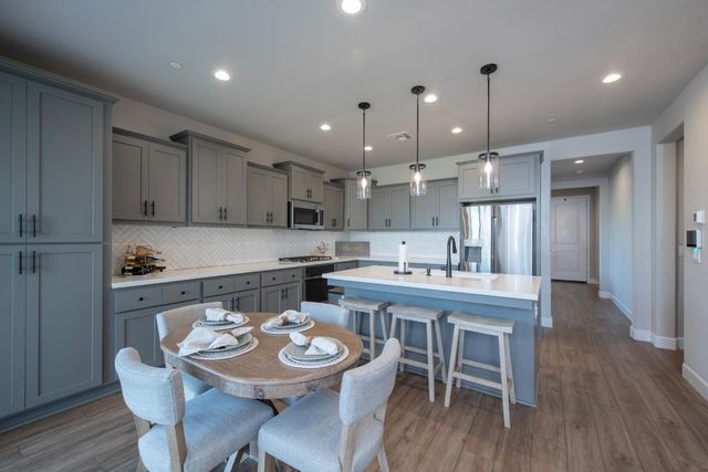 998 Ponderosa Way W, Madera, CA 93636