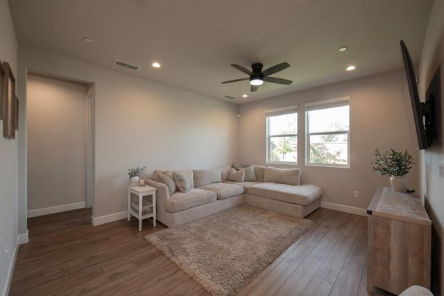 998 Ponderosa Way W, Madera, CA 93636