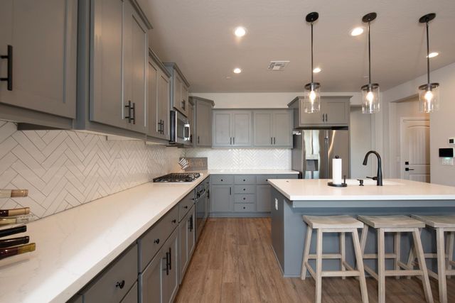 998 Ponderosa Way W, Madera, CA 93636