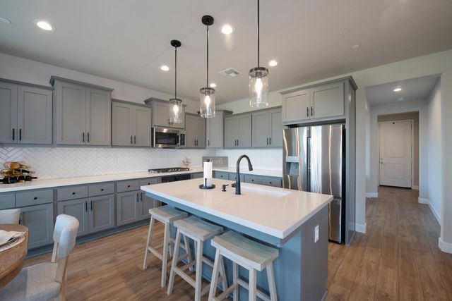 998 Ponderosa Way W, Madera, CA 93636