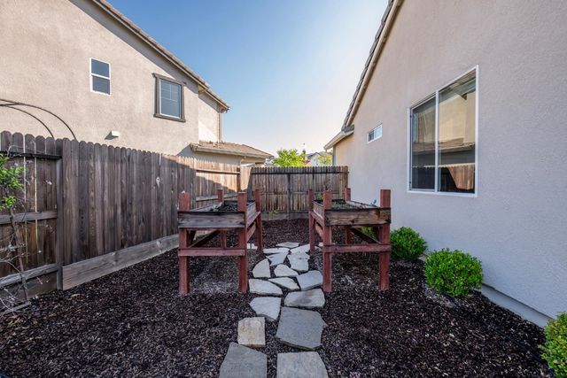 998 Ponderosa Way W, Madera, CA 93636