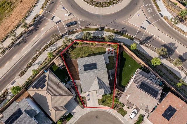 998 Ponderosa Way W, Madera, CA 93636