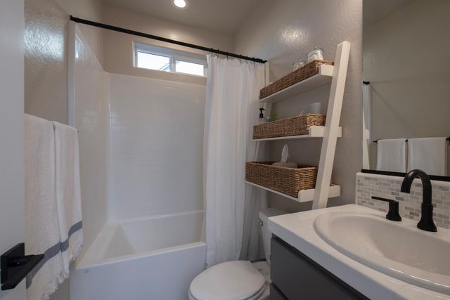 998 Ponderosa Way W, Madera, CA 93636