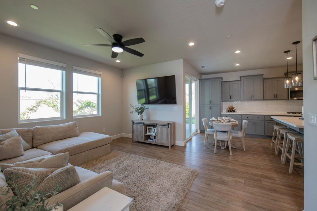 Image 11 of property listing at 998 Ponderosa Way W, Madera, CA 93636