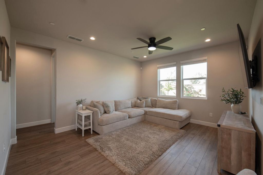 Image 12 of property listing at 998 Ponderosa Way W, Madera, CA 93636