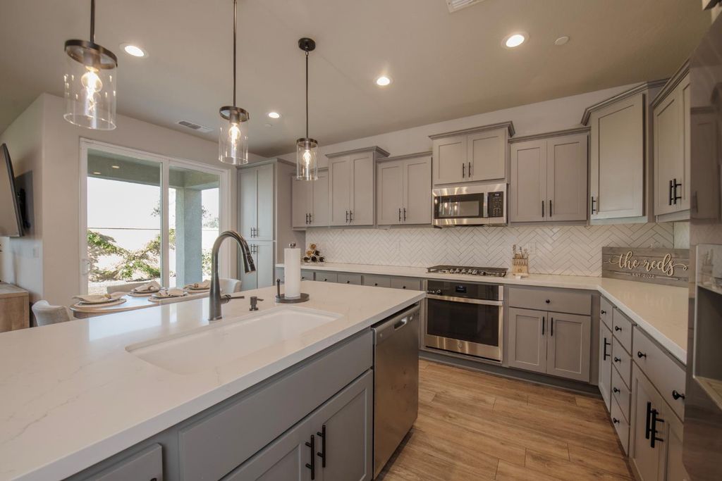 Image 13 of property listing at 998 Ponderosa Way W, Madera, CA 93636