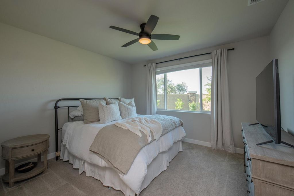 Image 15 of property listing at 998 Ponderosa Way W, Madera, CA 93636