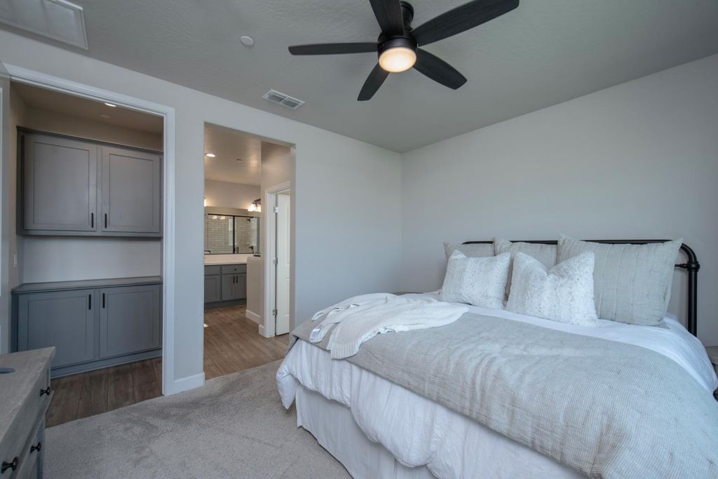 Image 16 of property listing at 998 Ponderosa Way W, Madera, CA 93636