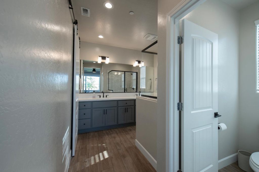 Image 17 of property listing at 998 Ponderosa Way W, Madera, CA 93636