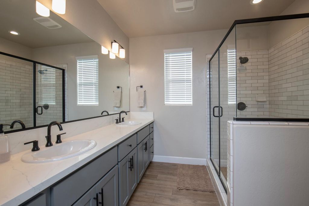 Image 18 of property listing at 998 Ponderosa Way W, Madera, CA 93636