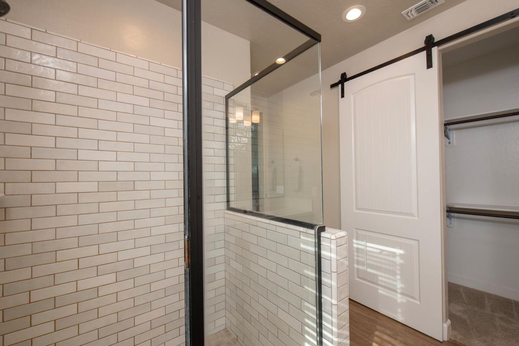 Image 19 of property listing at 998 Ponderosa Way W, Madera, CA 93636