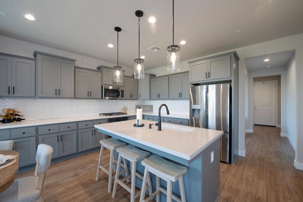 Image 2 of property listing at 998 Ponderosa Way W, Madera, CA 93636