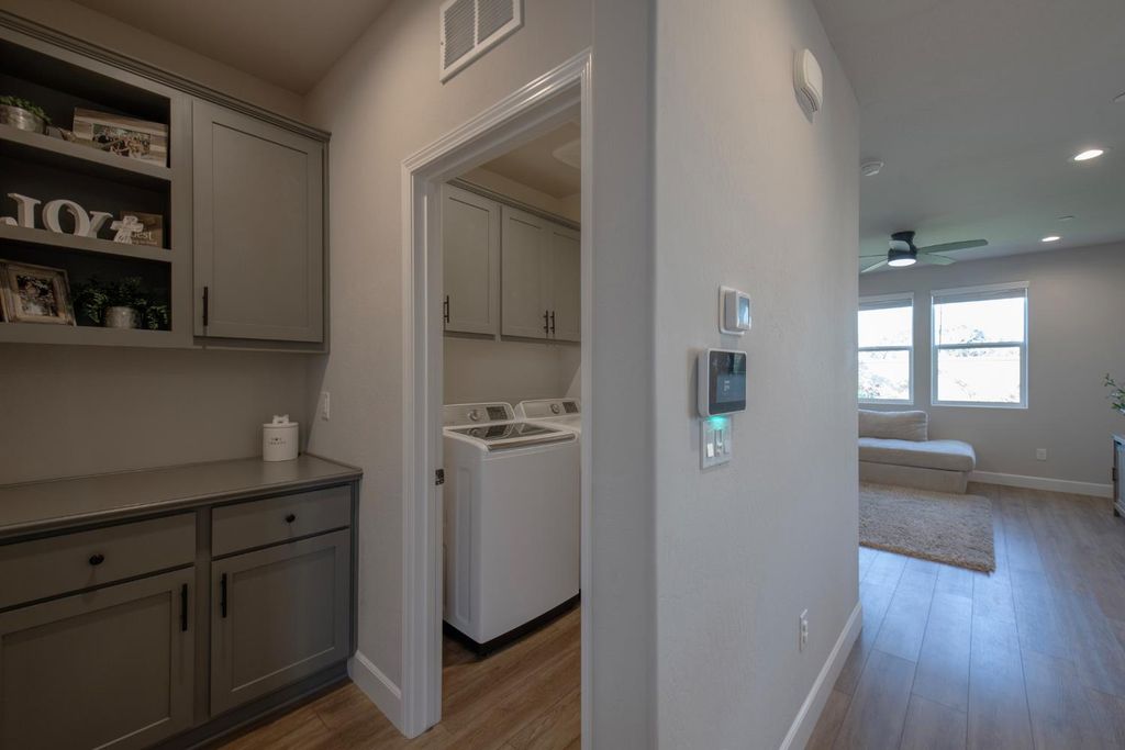 Image 20 of property listing at 998 Ponderosa Way W, Madera, CA 93636