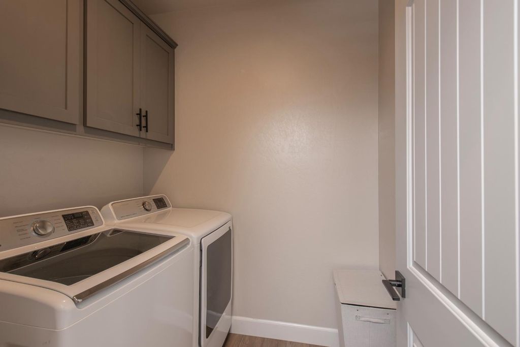 Image 21 of property listing at 998 Ponderosa Way W, Madera, CA 93636