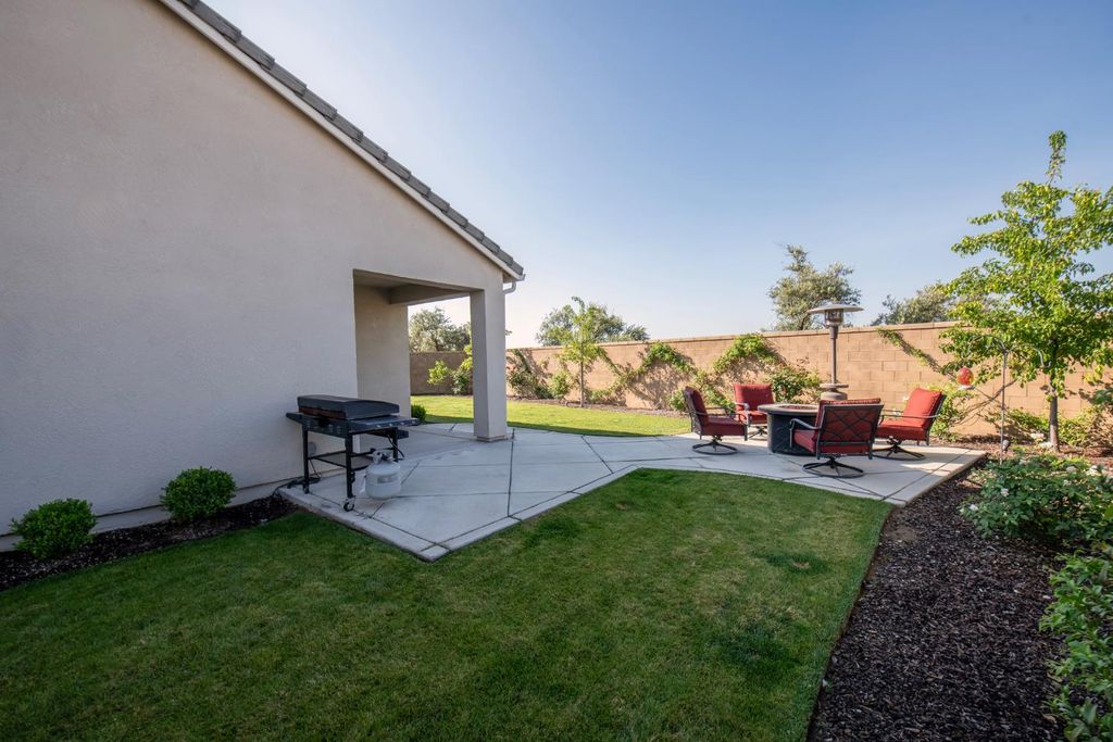 Image 24 of property listing at 998 Ponderosa Way W, Madera, CA 93636