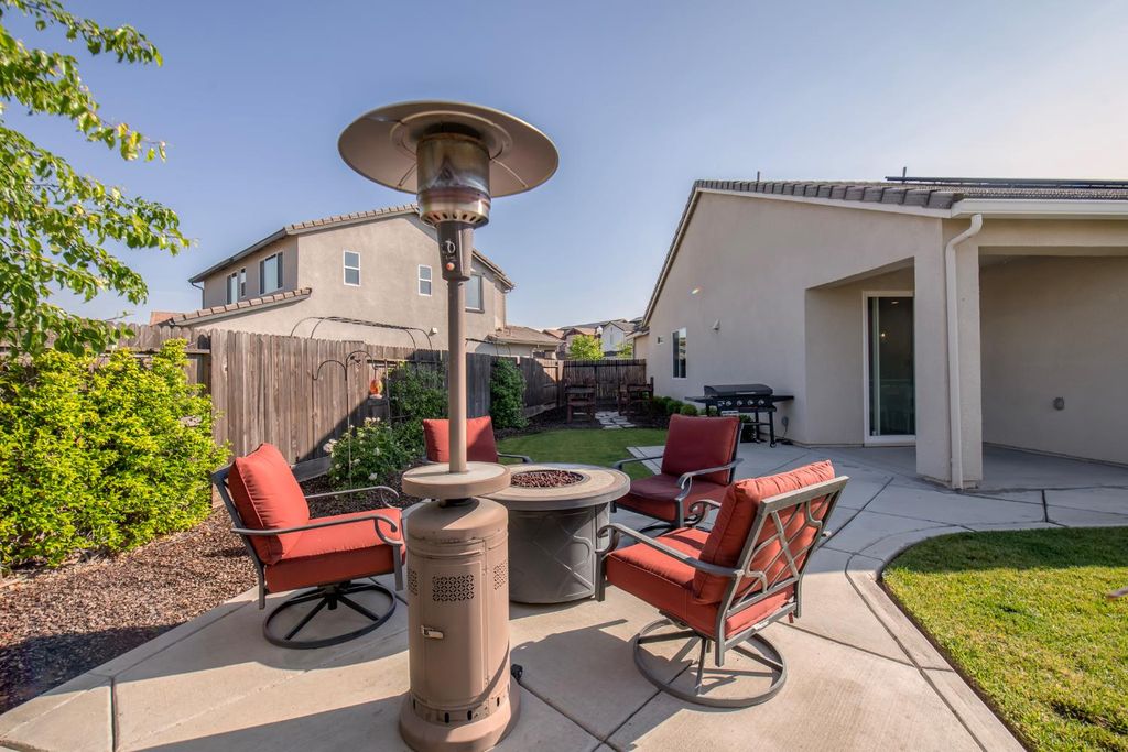 Image 25 of property listing at 998 Ponderosa Way W, Madera, CA 93636