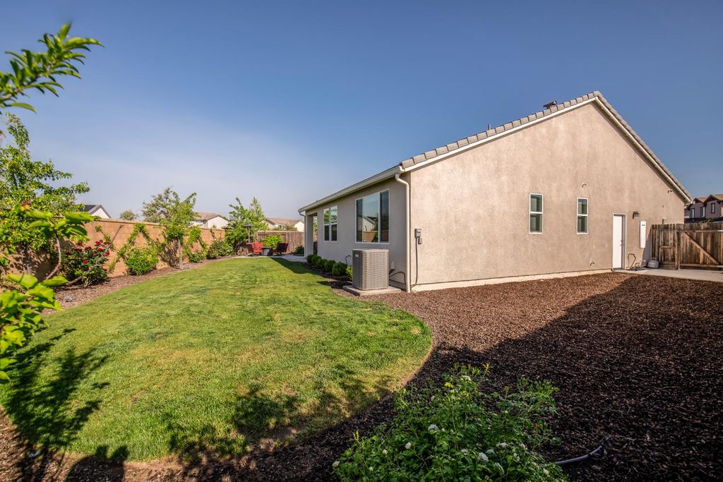 Image 26 of property listing at 998 Ponderosa Way W, Madera, CA 93636