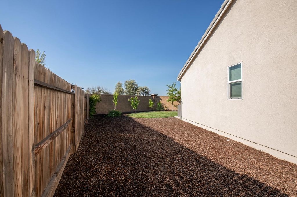 Image 27 of property listing at 998 Ponderosa Way W, Madera, CA 93636