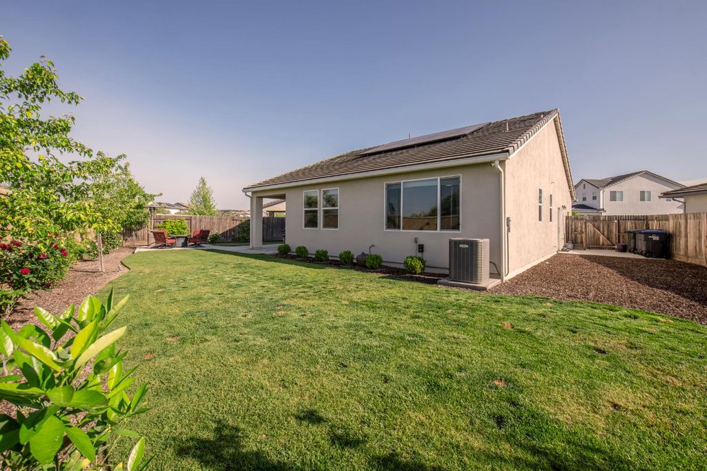 Image 28 of property listing at 998 Ponderosa Way W, Madera, CA 93636