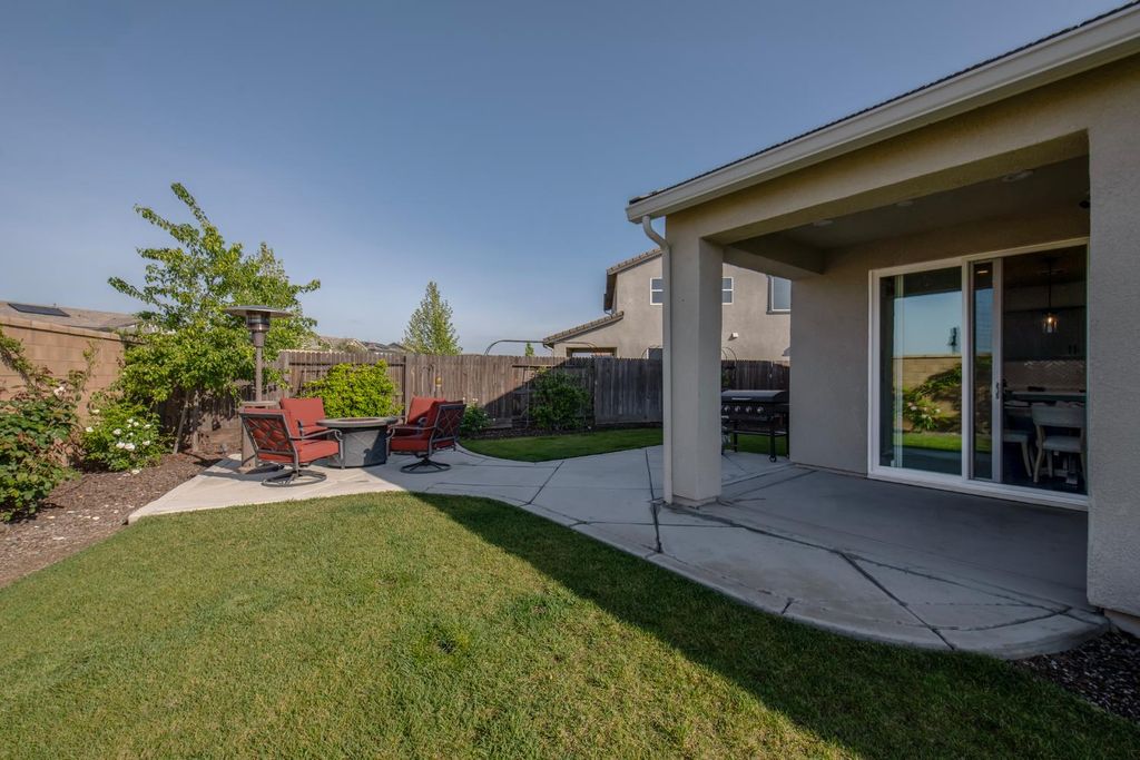 Image 29 of property listing at 998 Ponderosa Way W, Madera, CA 93636
