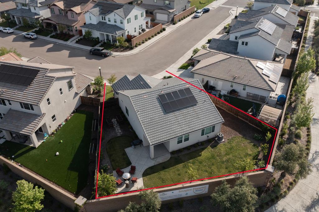 Image 32 of property listing at 998 Ponderosa Way W, Madera, CA 93636