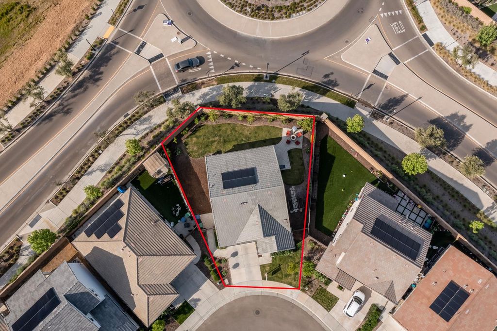 Image 33 of property listing at 998 Ponderosa Way W, Madera, CA 93636