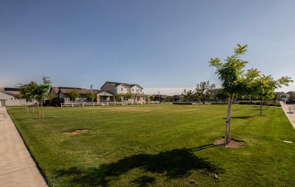 Image 35 of property listing at 998 Ponderosa Way W, Madera, CA 93636