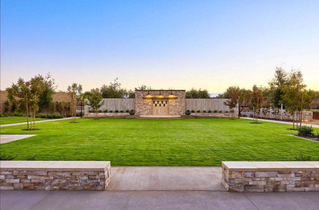 Image 39 of property listing at 998 Ponderosa Way W, Madera, CA 93636