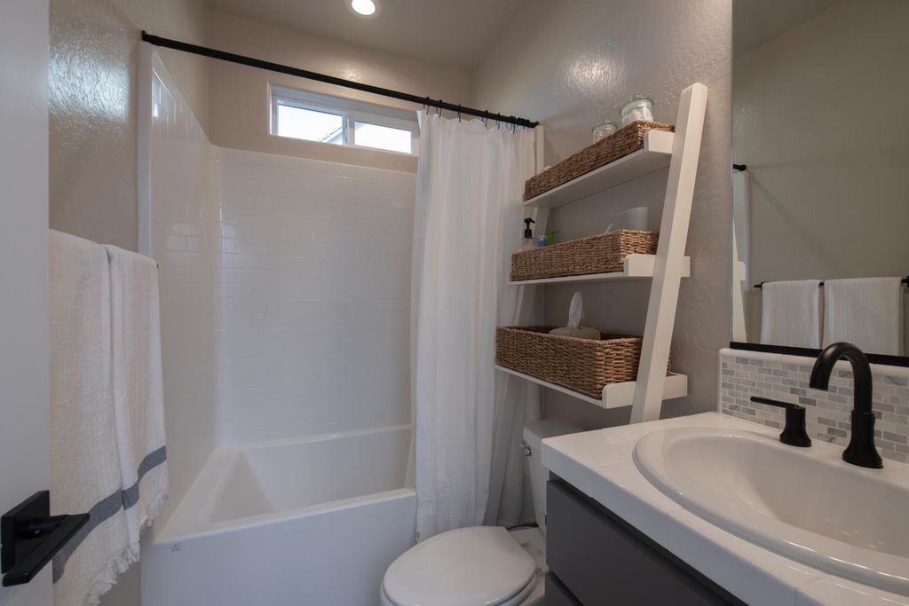 Image 4 of property listing at 998 Ponderosa Way W, Madera, CA 93636