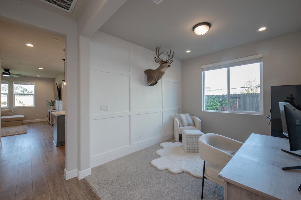 Image 6 of property listing at 998 Ponderosa Way W, Madera, CA 93636