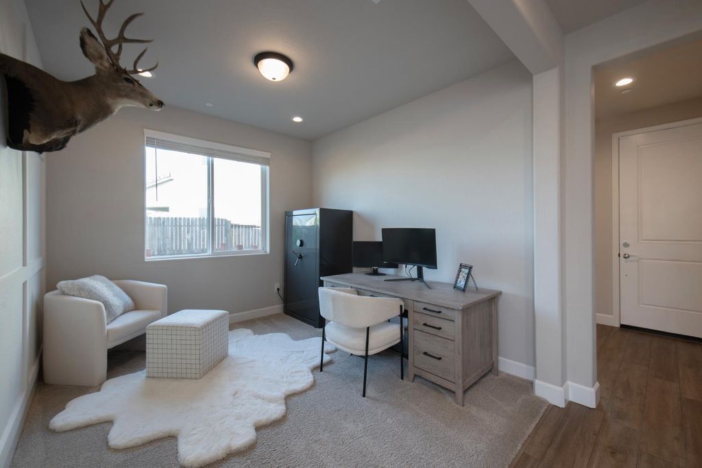 Image 7 of property listing at 998 Ponderosa Way W, Madera, CA 93636