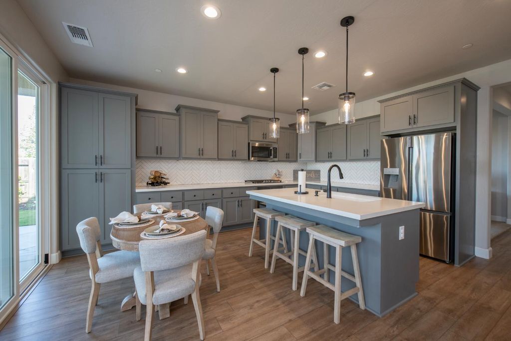 Image 8 of property listing at 998 Ponderosa Way W, Madera, CA 93636