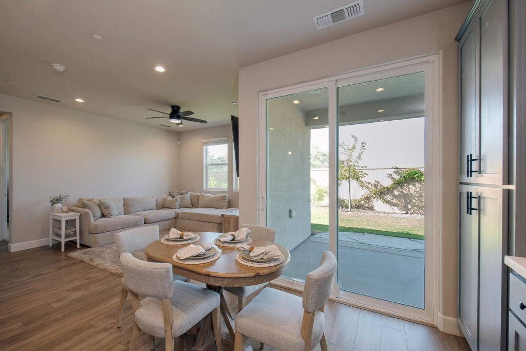 Image 9 of property listing at 998 Ponderosa Way W, Madera, CA 93636