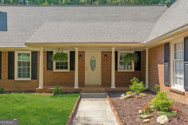 190 Willow Lake Lane, Sharpsburg, GA 30277