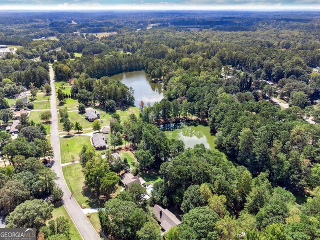 190 Willow Lake Lane, Sharpsburg, GA 30277