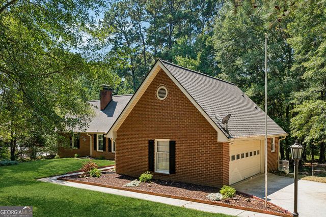 190 Willow Lake Lane, Sharpsburg, GA 30277